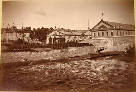 04. Вид павильонов выставки на берегу реки