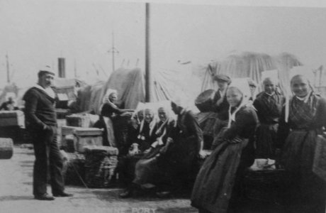 046 Femmes de Plougastel attendant le bateau au port de Brest vers 1900 photo