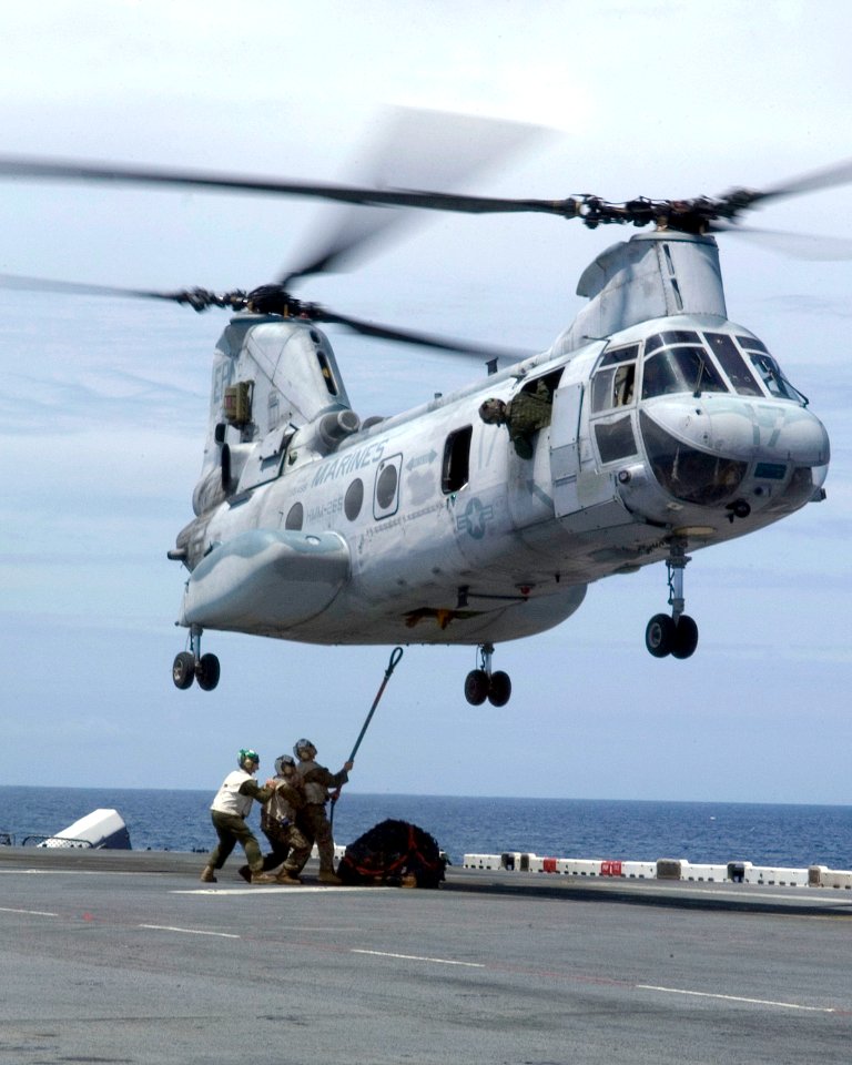 080512-N-0483B-014 HMM-265 CH-46E on USS Essex