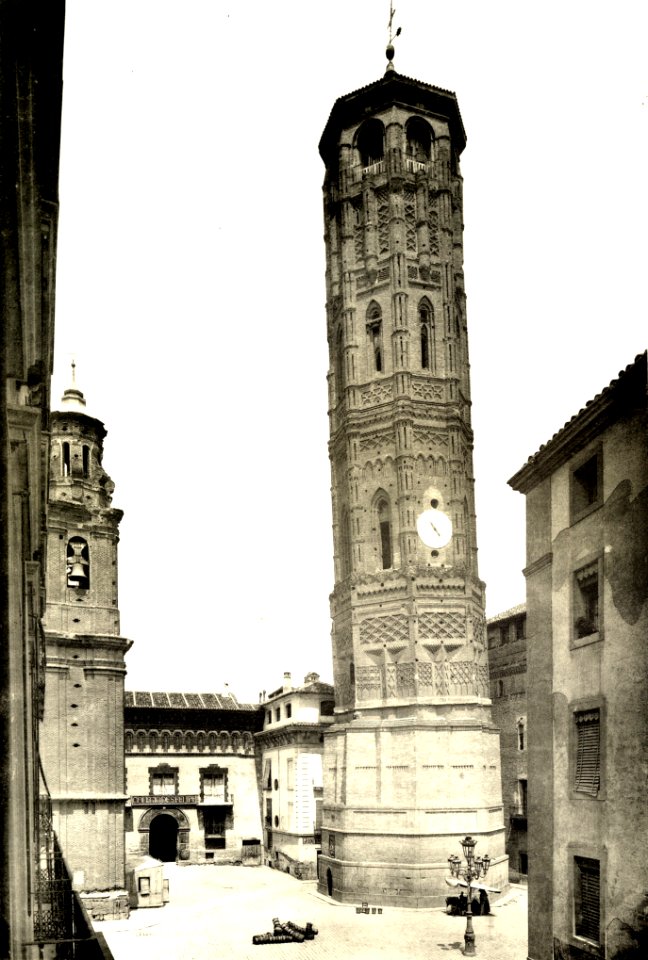 077 Zaragoza - der schiefe Glockenturm (cropped)