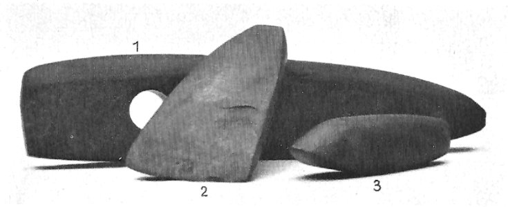 1 Pflugschar aus Felgeleben (29 cm lang) 2 Trapezhacke aus Magdeburg 3 Schuhleistenkeil aus Groß-Ammensleben