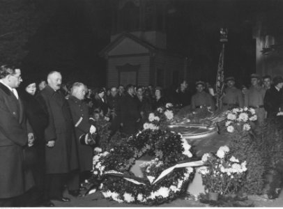 1-P-1668,SignaturePublicPhotographs,Warsaw-Cemetery-to1946,NACofPoland