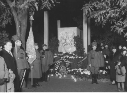 1-P-1671,SignaturePublicPhotographs,Warsaw-Cemetery-to1946,NACofPoland