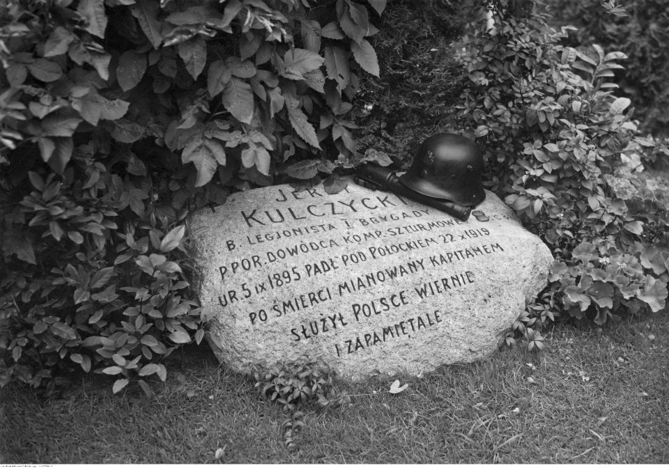 1-U-7296-13,SignaturePublicPhotographs,Warsaw-Cemetery-to1946,NACofPoland