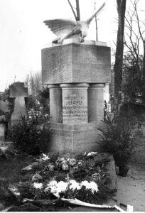 1-U-7302,SignaturePublicPhotographs,Warsaw-Cemetery-to1946,NACofPoland