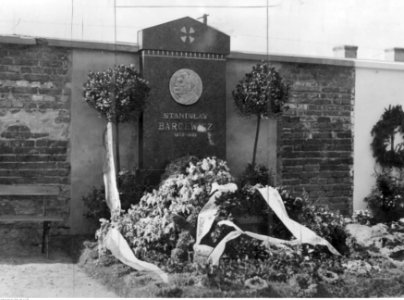 1-U-7304,SignaturePublicPhotographs,Warsaw-Cemetery-to1946,NACofPoland