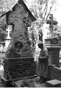 1-U-7296-8,SignaturePublicPhotographs,Warsaw-Cemetery-to1946,NACofPoland