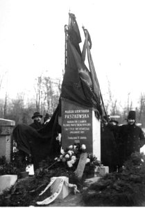 1-U-7300,SignaturePublicPhotographs,Warsaw-Cemetery-to1946,NACofPoland