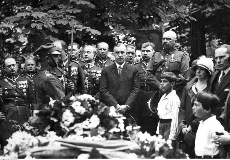 1-U-7303-1,SignaturePublicPhotographs,Warsaw-Cemetery-to1946,NACofPoland