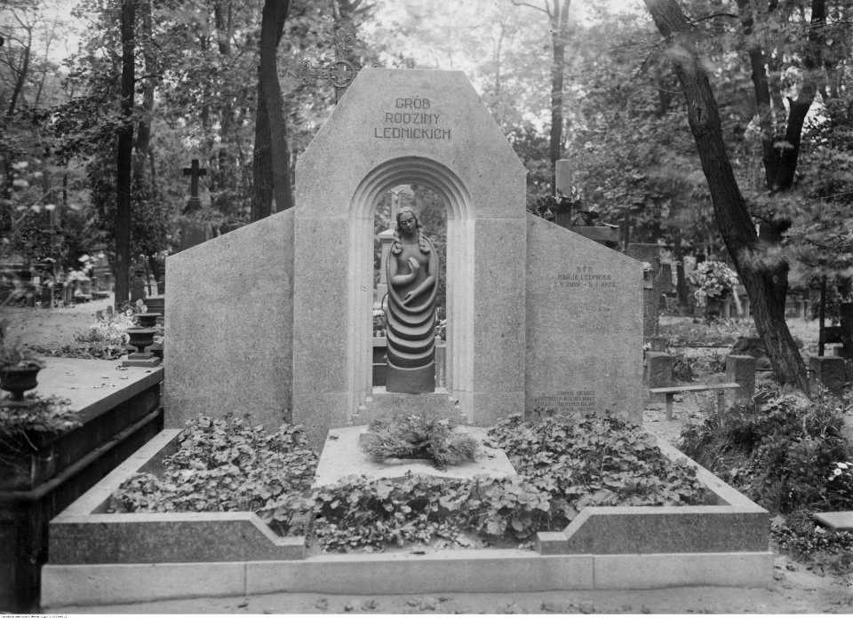 1-U-7296-11,SignaturePublicPhotographs,Warsaw-Cemetery-to1946,NACofPoland