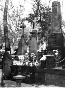 1-U-7301-1,SignaturePublicPhotographs,Warsaw-Cemetery-to1946,NACofPoland