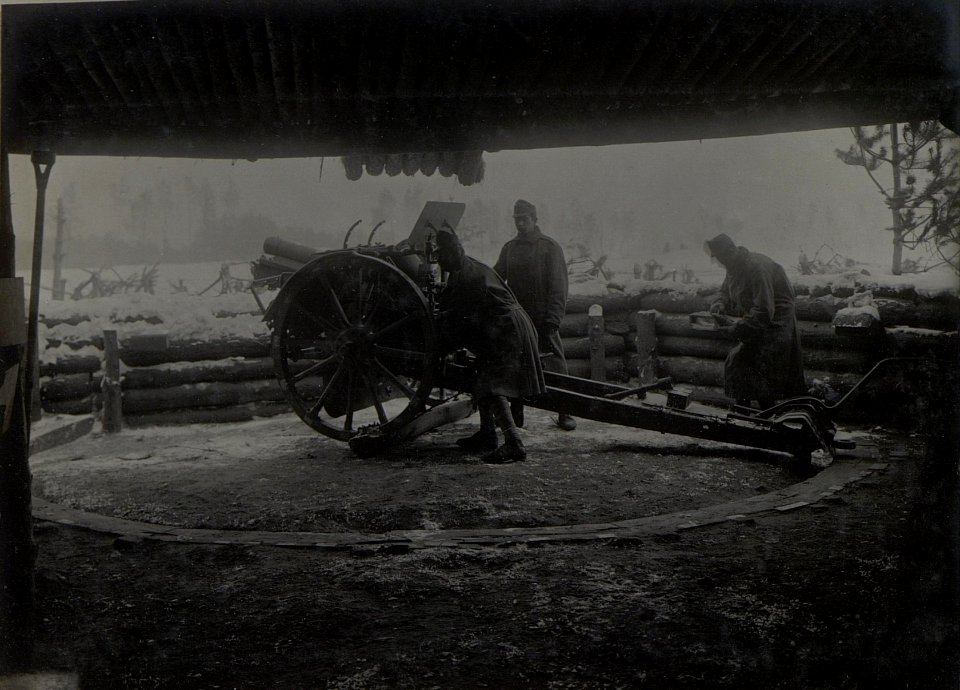 10 cm Feldhaubitze M14 auf Kufenkranz auf dem auch nachts die Lafettenrichtung ersichtbar ist (BildID 15444672)