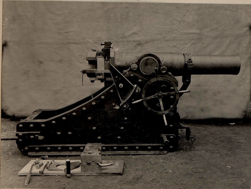 10 cm M. 05 Panzerhaubitzrohr eingebaut in der Mörserschleife 15 cm M. 80, jedoch ohne eingelegtem Verschluss, aufgenommen am 17. Oktober 1915 (BildID 15474592)
