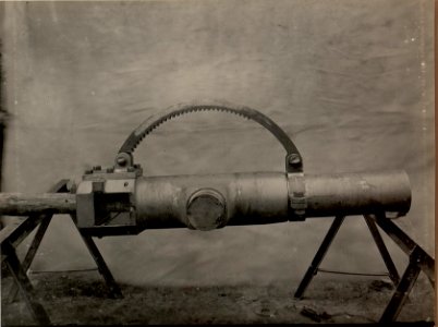 10 cm M. 05 Panzernaubitzrohr versehen mit Zahnbogen für 15 cm M. 80 Mörserschleife, aufgenommen am 17.Oktober 1915 (BildID 15474571)