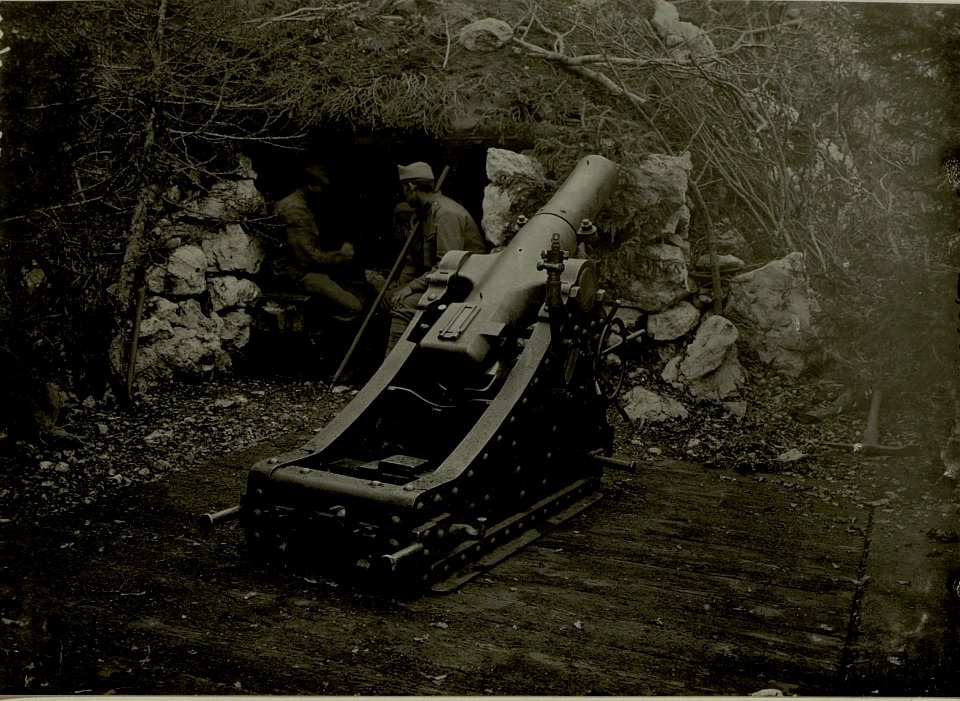 10 cm Panzerhaubitze M5 auf Kote 1313 am ROMBON. Aufgen.am 14.VII.1916. (BildID 15479838)