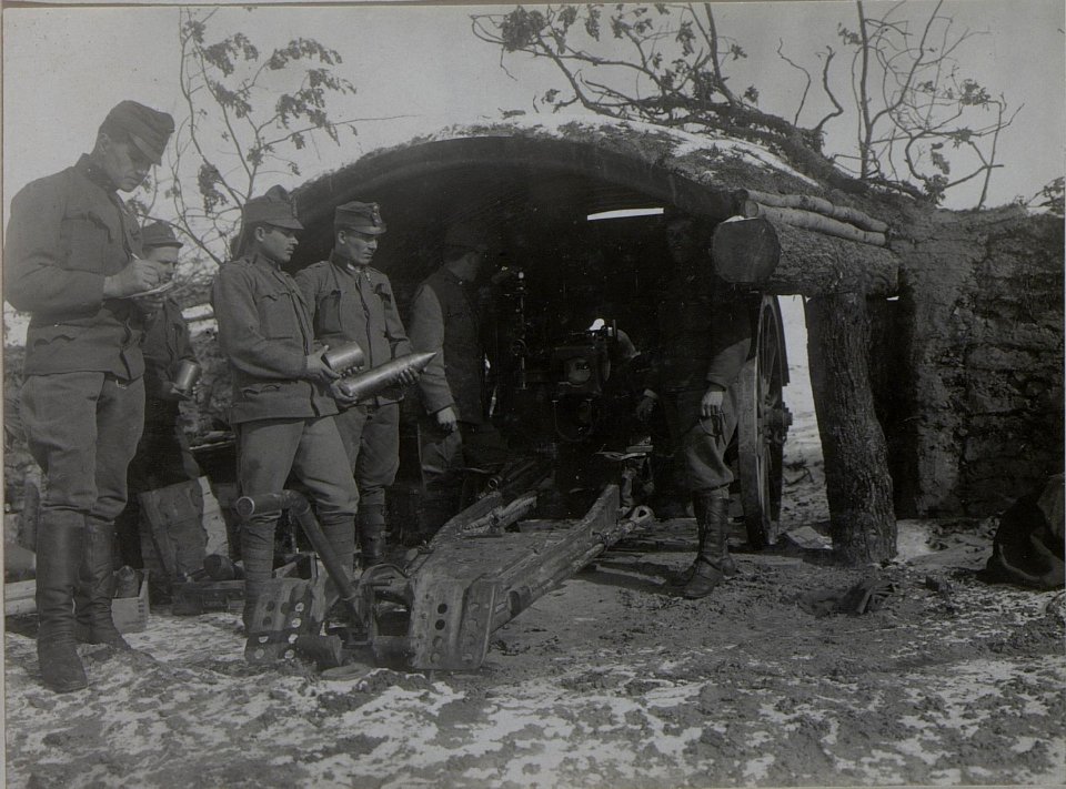 10 cm Feldhaubitze in Feuerstellung (BildID 15457088)
