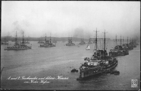 1. und 2. Geschwader und kleine Kreuzer im Kieler Hafen. First and second battleship squadrons and small cruiser of the - NARA - 533188