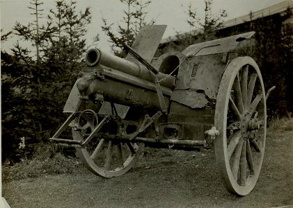 10 cm. M. 14. Feldhaubitze Battr. 1-R. F.H.Rgt. 94.in Stellung kleine Pal durch feindl. Feuer undrauchbar. (BildID 15481107)
