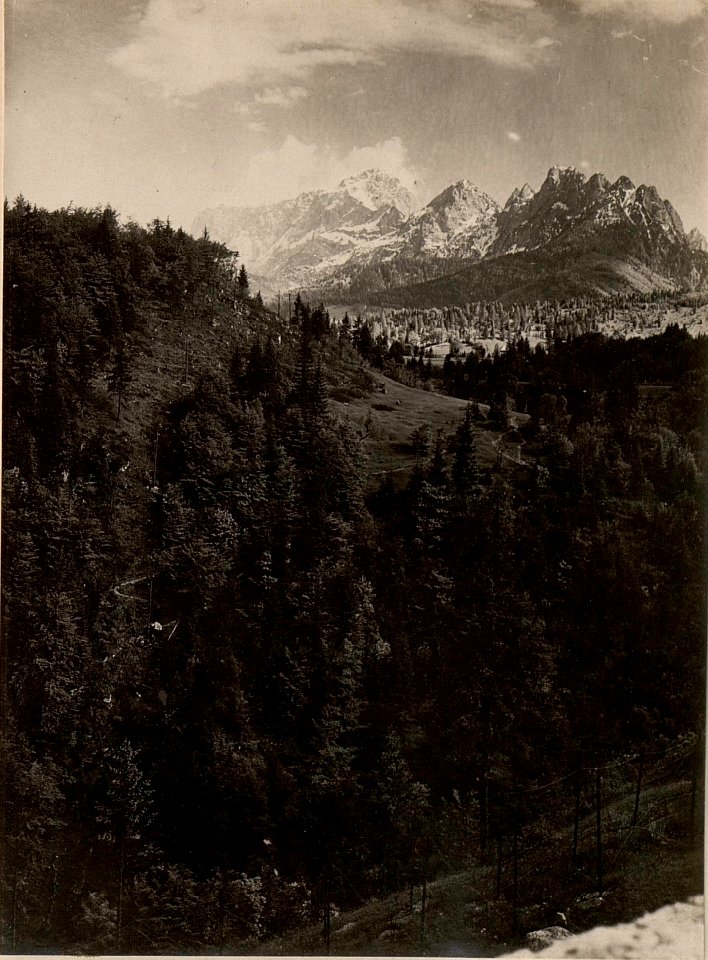 10.000 Volt Ueberquerung der Schlitza Schlucht mit Hinder-nissen im Vordergrunde. Aufgenommen am 21. Mai 1916. (BildID 15475503)