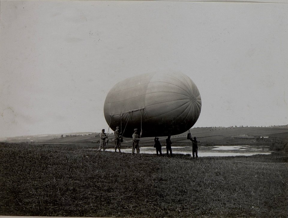 100 m3 Füllsack nach dem Gasen am Transport, Ballonabteilung 3-2.R südlich Piratin (BildID 15442307)