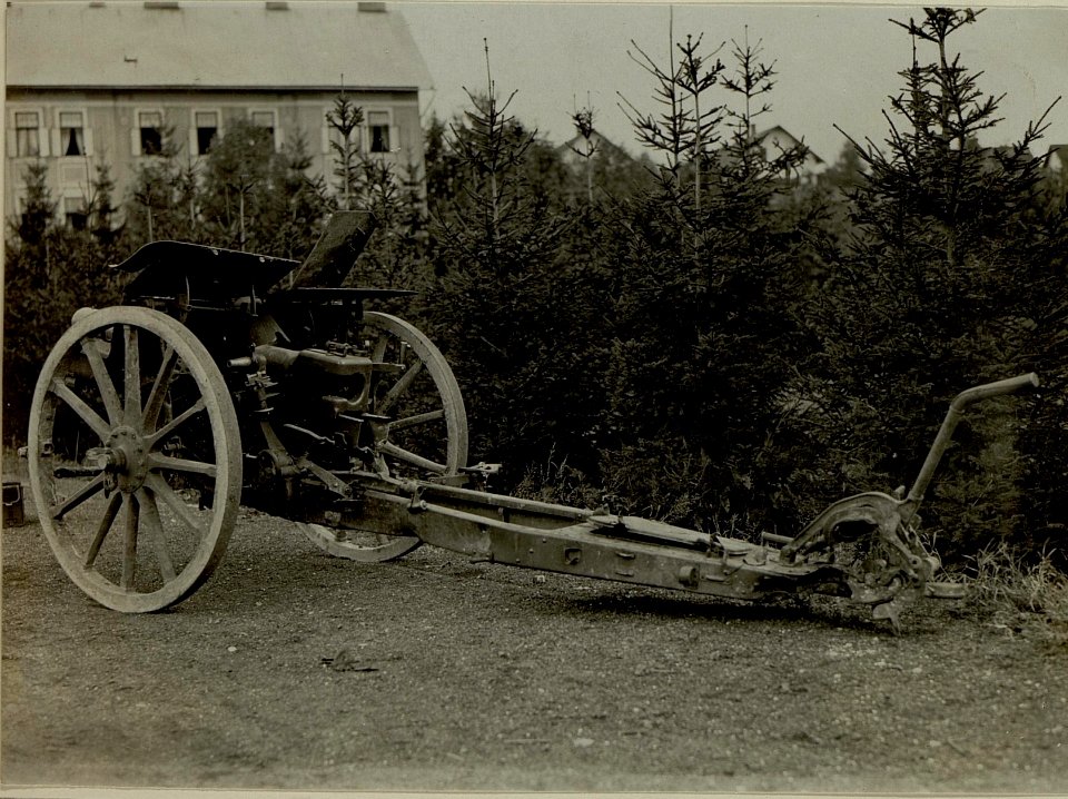 10cm M.14 Feldhaubitze Batt.1-R.F.H.Reg.94 in Stellung am kl.Pal durch feindliches Feuer unbrauchbar. (BildID 15481121)