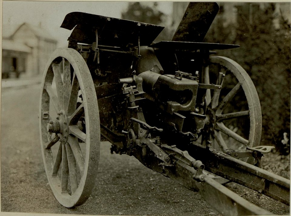 10cm M.14 Feldhaubitze Batt.1-R.F.H.Reg.94 in Stellung am kl.Pal durch feindliches Feuer unbrauchbar. (BildID 15481128)