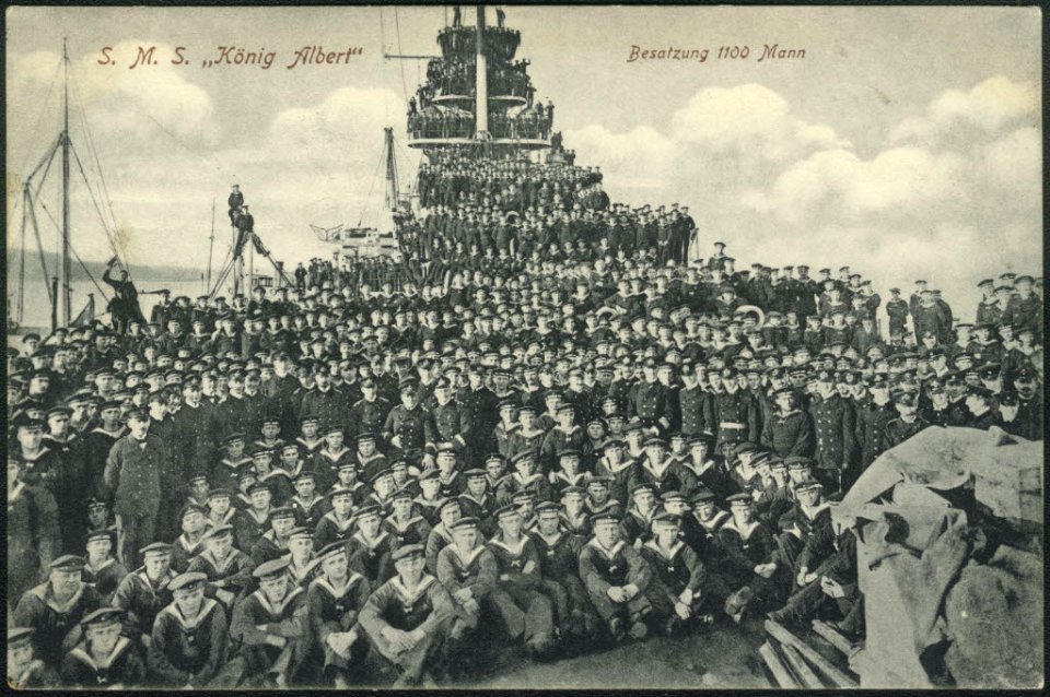 1100 Mann-Besatzung des Linienschiffes KÖNIG ALBERT (Kiel 27.940)