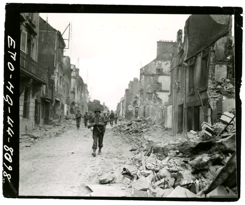 111-SC-191719 - Advance guard of 29th Infantry Division entering St. Lo, France. July 20, 1944