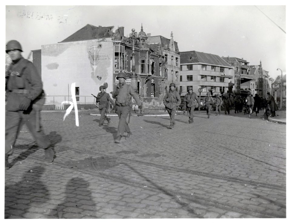 111-SC-271269 - Troops of the 35th Infantry Division, Ninth U.S. Army move through the streets of Venlo, Holland, as their drive moves into Germany