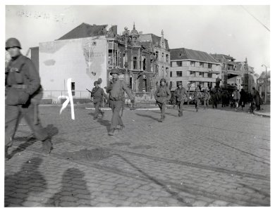 111-SC-271269 - Troops of the 35th Infantry Division, Ninth U.S. Army move through the streets of Venlo, Holland, as their drive moves into Germany