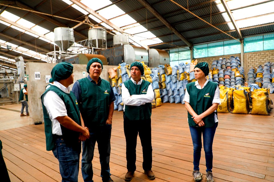 Ministro de la Producción Raúl Pérez -Reyes visita empresa Manutata, empresa castañera que se encarga del acopio y procesamiento de la materia prima hasta obtener castaña deshidratada (43542325165)