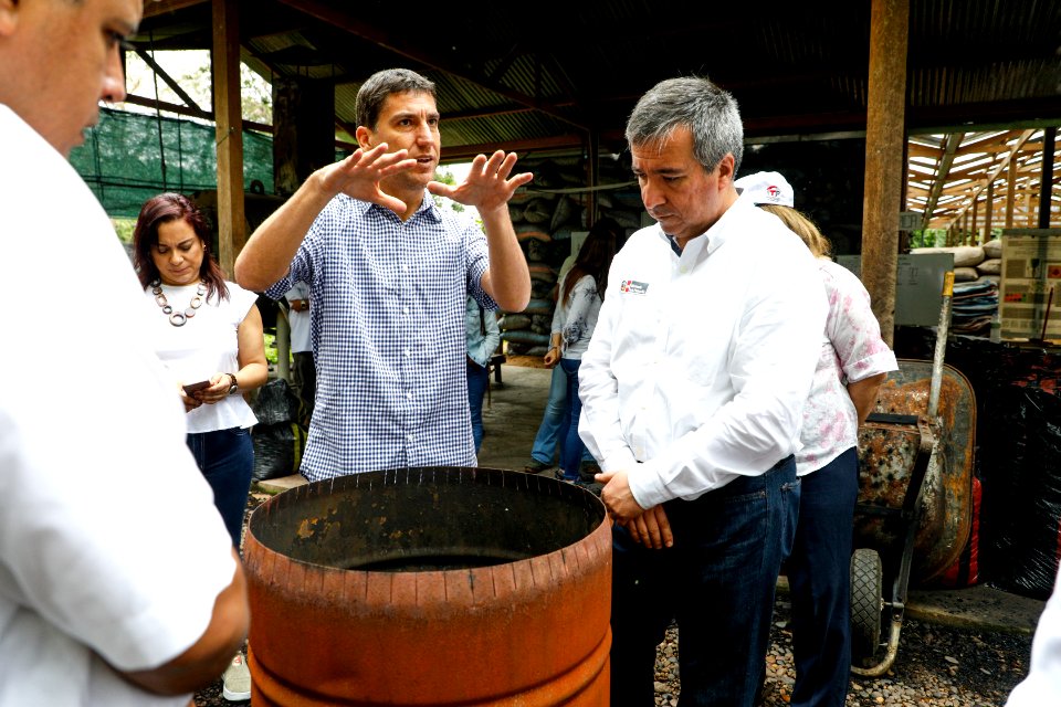 Ministro de la Producción Raúl Pérez- Reyes, visita Centro de Innovación Científica Amazónica CINCIA que procesa las cascaras de castañas (44402096092)