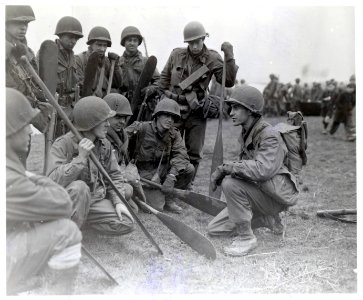 111-SC-368346 - Men of 35th Infantry Division receive instruction on river crossing in Holland, February 1945