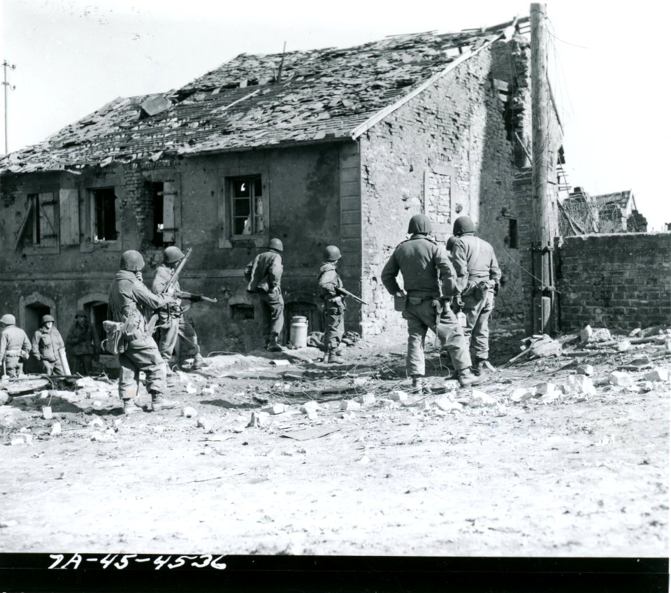 111-SC-270629 - 7th U.S. Army infantrymen of the 7th Inf. Reg prepare to rush house in which Nazi snipers are hidden. Guiderkirch, France