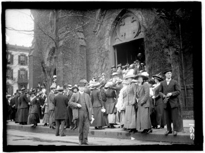 ALL SOUL'S CHURCH. UNITARIAN. 14TH AND L STREETS, N.W. EASTER CROWDS LCCN2016863613