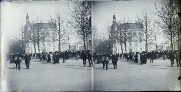 114 - Retour de la revue militaire au Grand-Camps. Public devant l'entrée du parc