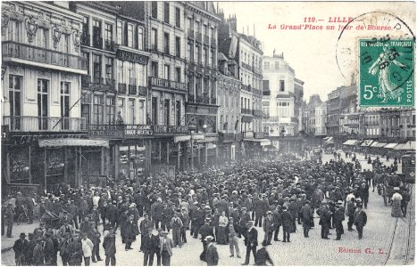 118. – Lille. — La Grand'Place un Jour de Bourse