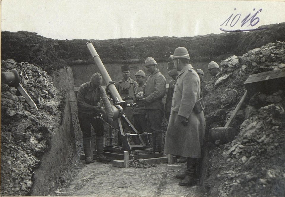 12 cm Luft-Minenwerfer, Laden der Wurfmine. (BildID 15728056)