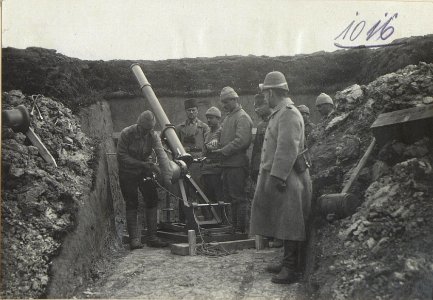 12 cm Luft-Minenwerfer, Laden der Wurfmine. (BildID 15728056)