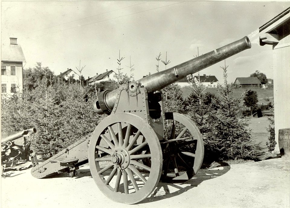 12 cm M.80 Minimalschartenkanonenrohr aus der Predilsattel Batterie, adaptiert für die Verwendung in hoher Batterielafette. Standort, Cellulosefabrik Seebach. Aufgen. 13.September 1915. (BildID 15461763)