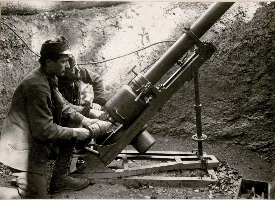 12 cm Minenwerfer in Feuerstellung (BildID 15720177)