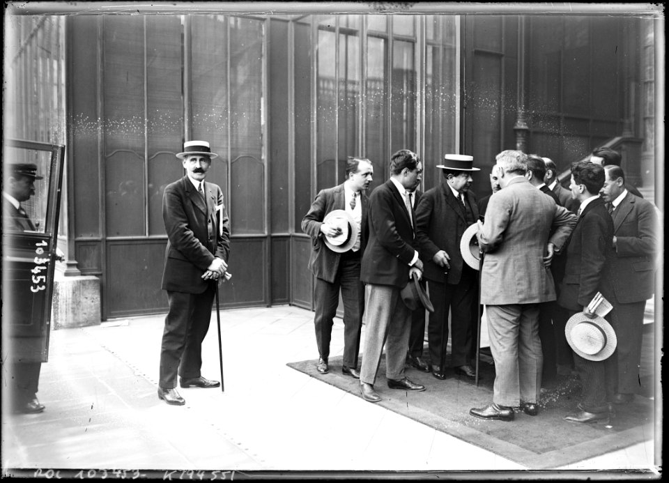 12-8-25, conseil des ministres, départ de M. Painlevé, M. Heilbronner (i.e. Helbronner, isolé à gauche) - (photographie de presse) - (Agence Rol)