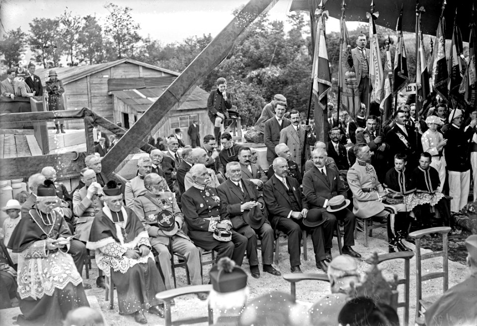 12-7-25, Dormans, fête commémorative de la (2e) victoire de la Marne, général Augustin Sérot Almeras Latour (à droite), général Canelli (tout à gauche) - (photographie de presse) - (Agence Rol)