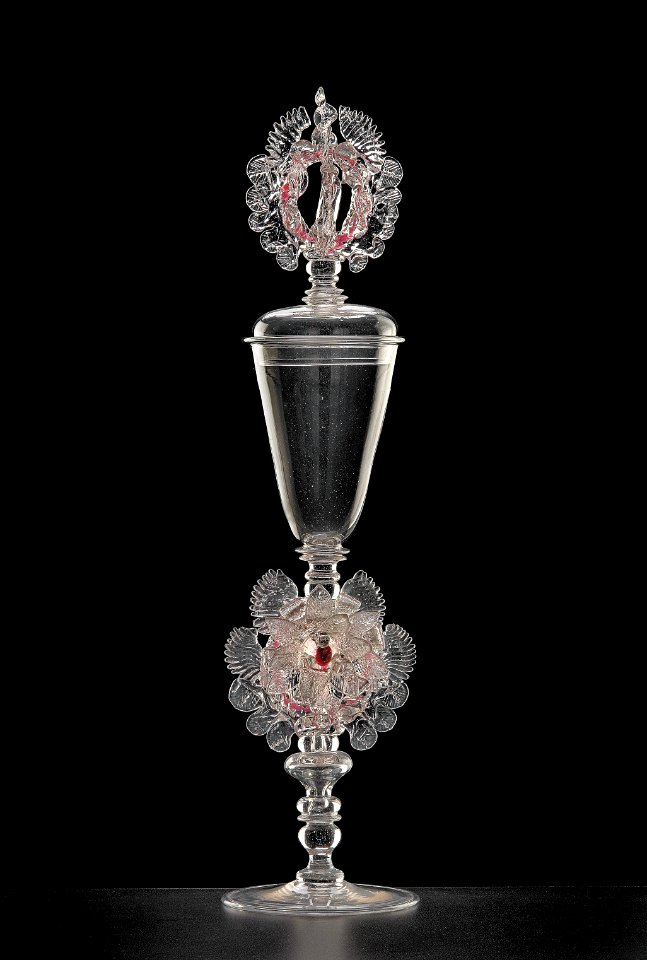 12. Pohár s víkem s plastickým květem ve dříku, buquoyské sklárny, 1675–1680 (2), Uměleckoprůmyslové muzeum v Praze