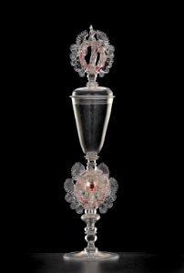 12. Pohár s víkem s plastickým květem ve dříku, buquoyské sklárny, 1675–1680 (2), Uměleckoprůmyslové muzeum v Praze