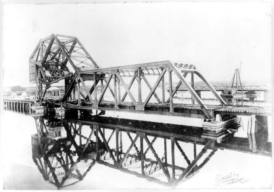 1200-ton railroad bridge over Cape Cod canal, Buzzard's Bay, Mass. LCCN2003678310