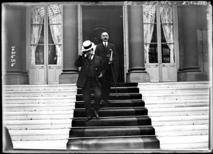12-8-25, conseil des ministres, départ de M. Painlevé, M. Heilbronner (i.e. Helbronner) - (photographie de presse) - (Agence Rol)