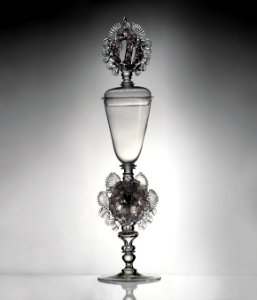 12. Pohár s víkem s plastickým květem ve dříku, buquoyské sklárny, 1675–1680 , Uměleckoprůmyslové muzeum v Praze