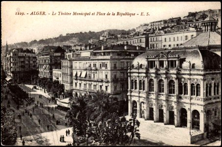1229. -ALGER. - Le Théâtre Municipal et Place de la République - E. S