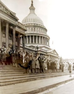 125 future WACS take oath on United States Capitol steps, 1943 (36865945893)